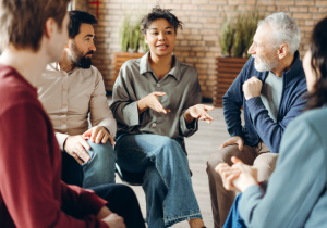 Quatre personnes assises qui échangent sur le storytelling associatif